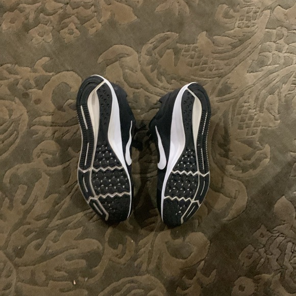 Black Nike running shoes - Picture 3 of 4